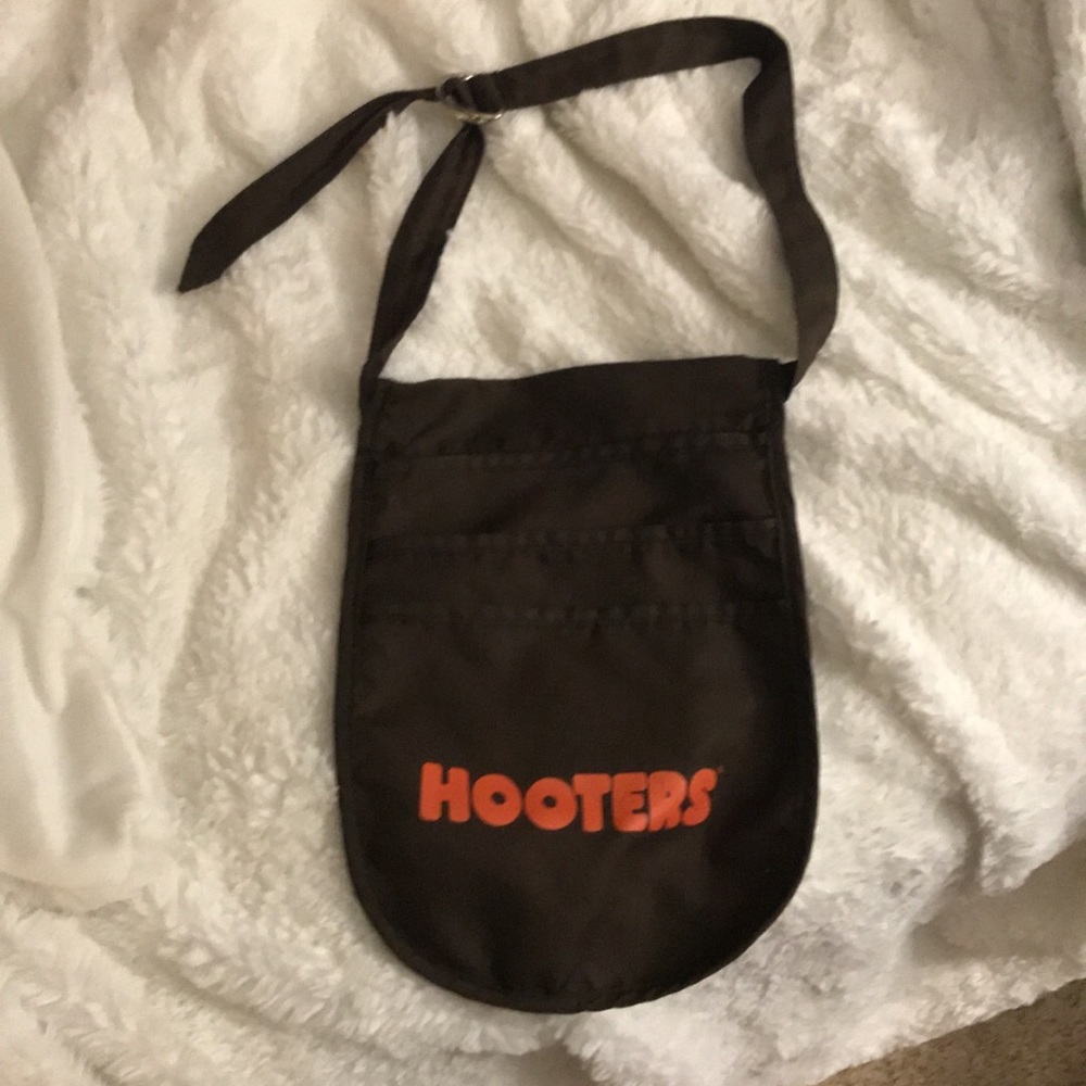 HOOTERS pouch